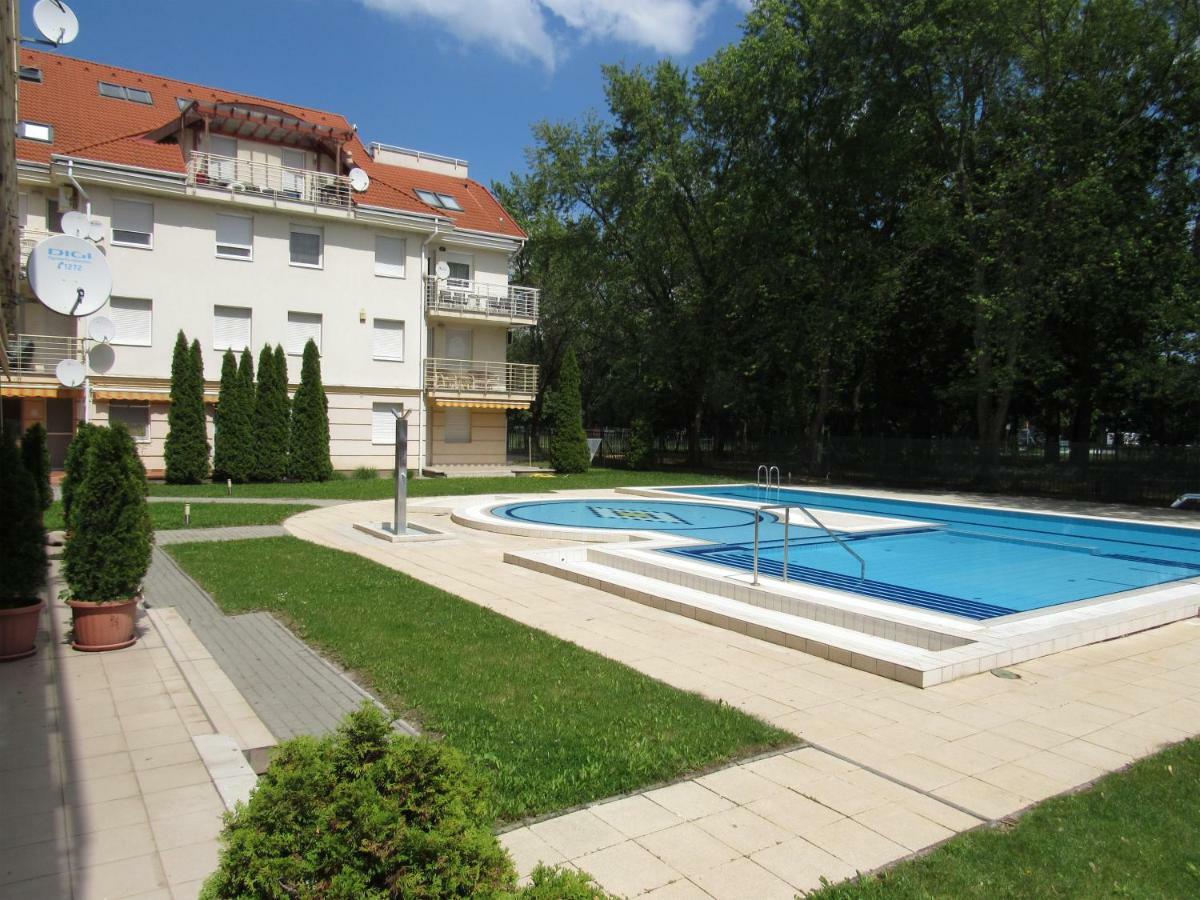 Carpe Diem Apartment Hajduszoboszlo Bagian luar foto